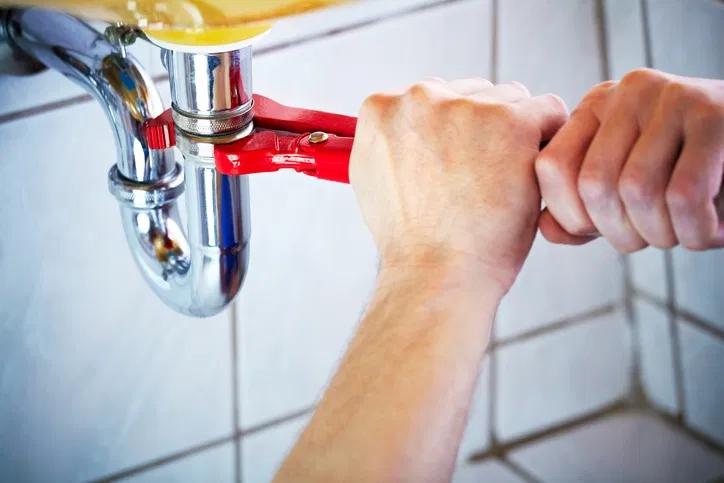Hydraulik podczas montażu instalacji